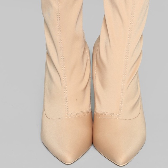 Be Daring 🔥 Black Heeled Boots - Picture 4 of 4